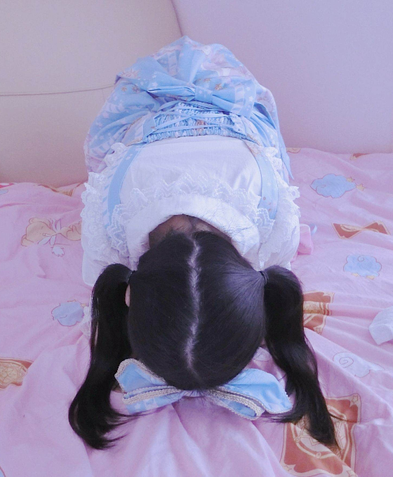 抓着萝莉的双马尾疯狂输出